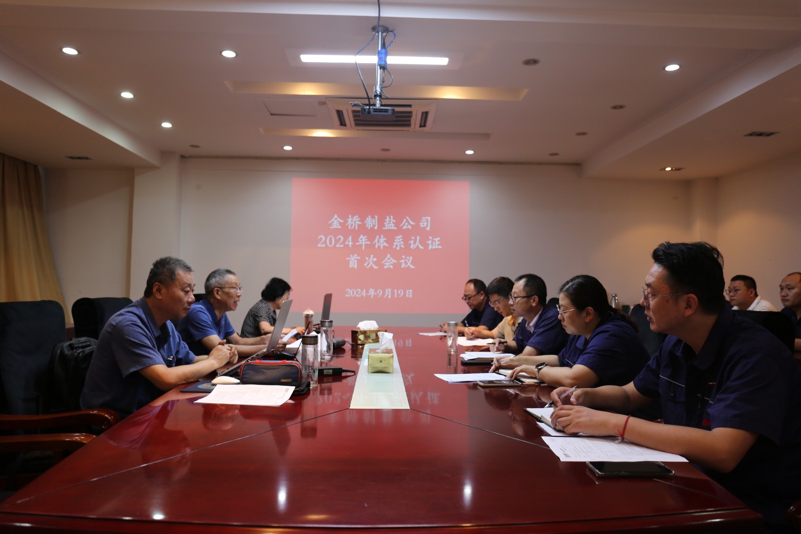 近日，金橋制鹽公司通過北京世標(biāo)認(rèn)證中心審核，給予食品安全管理體系、環(huán)境管理體系和職業(yè)健康安全管理體系認(rèn)證“保持認(rèn)證資格”的監(jiān)督審核結(jié)論，給予質(zhì)量管理體系認(rèn)證“再次注冊”的再認(rèn)證審核結(jié)論。通過審核，是對公司精細(xì)化管理成果的檢驗，促進公司內(nèi)控管理水平持續(xù)提升。（李曉月）